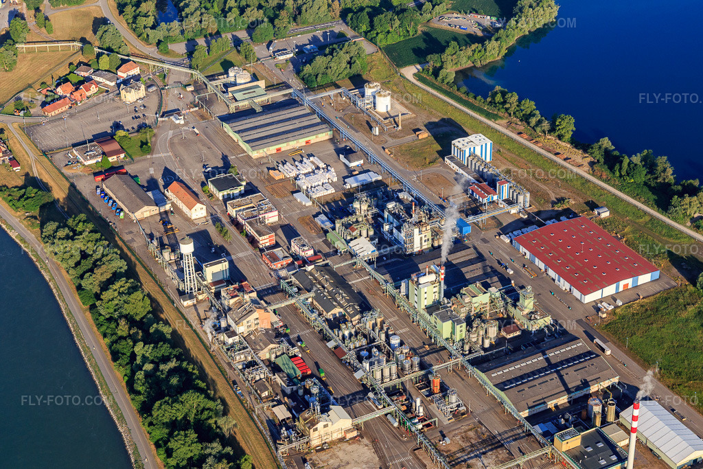 Aerial view: Industry on the Rhine riverbank from the northeast in Lauterbourg in the state Bas-Rhin, France. – Photo: IMG_100945.jpg taken on 06/17/2017 by Werner Riehm/FLY-FOTO.com – Resolution of the original: 5233 x 3489 px