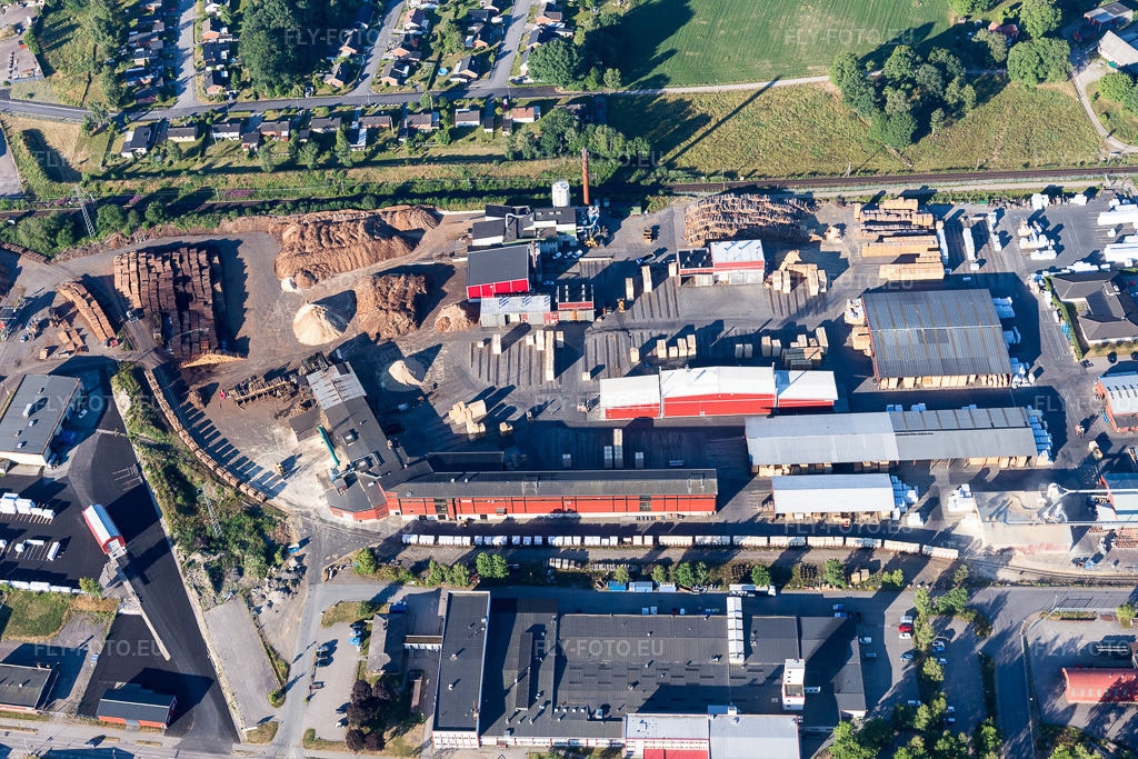 Vue aérienne: Locaux de l'usine de la scierie Vida AB à Alvesta dans le département Kronobergs län, Suède. Photo: IMG_108112.jpg prise le 28/06/2018 par Werner Riehm/FLY-FOTO.euRésolution de l'original: 5472 x 3648 px