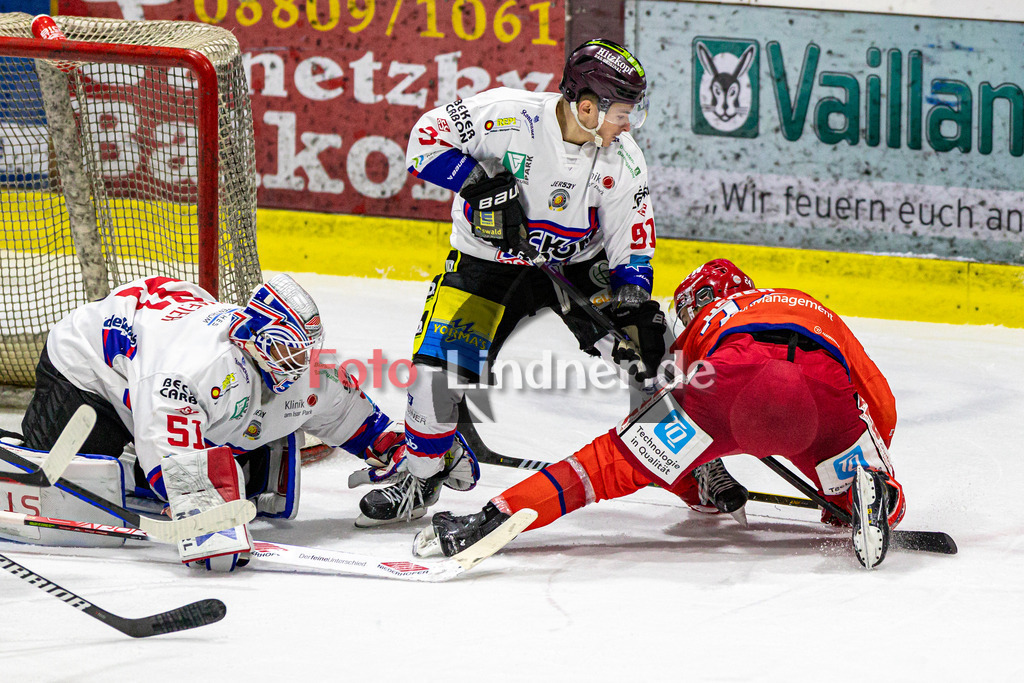 EC Peiting vs Deggendorfer SC | Eishockey Oberliga Süd 2023/2024, EC Peiting vs Deggendorfer SC, 20231230,
Kmapf vor dem Tor von Timo PIELMEIER (DSC Goalie 51),
2023-12-30 in Peiting (Eisstadion)
51 Timo PIELMEIER (DSC Goalie 51), 91 Alex GROSSRUBATSCHER (DSC 91), 24 Thomas HEGER (ECP 24)
Copyright: WolfgangxLindner foto-lindner.de
