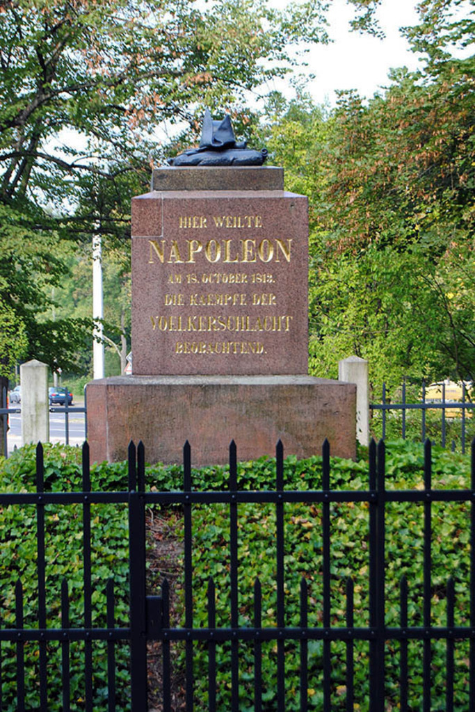 Foto: Leipzig - Napoleonstein | Das Team hinter BILDLEXIKON LEIPZIG bündelt historische wie aktuelle Informationen über die Stadt Leipzig in Text und Bild auf einer Plattform und stellt diese der interessierten Öffentlichkeit zur Verfügung.
