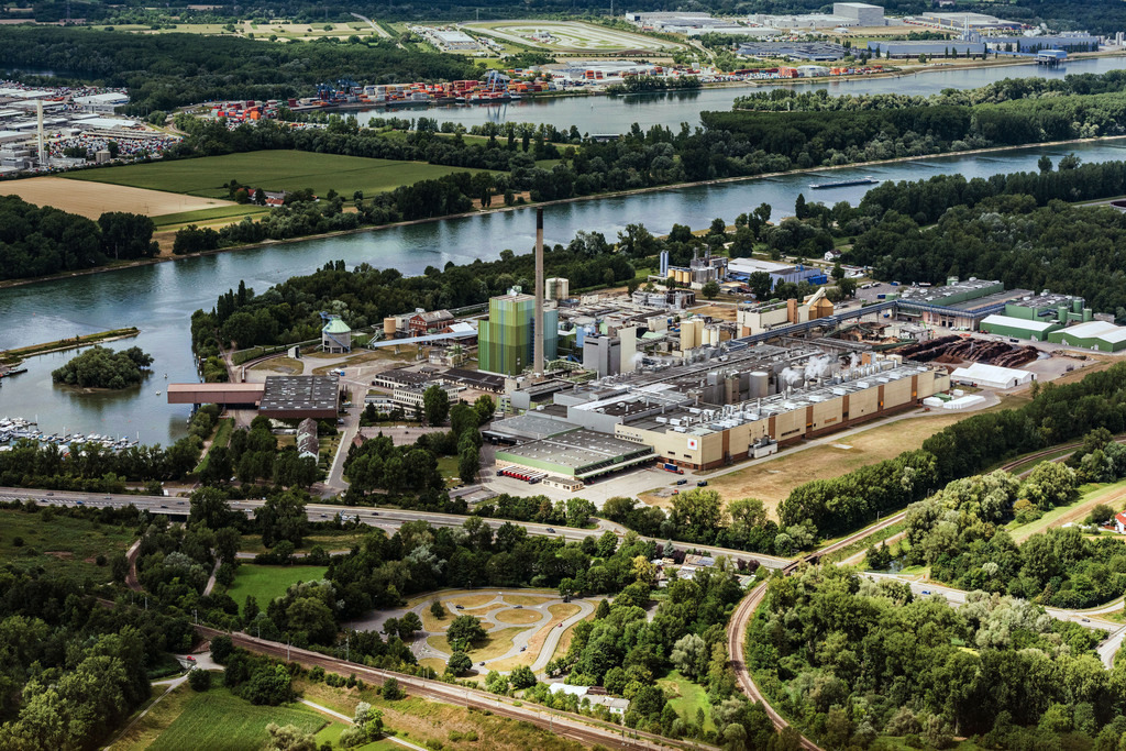 dr__0010739.jpg | KARLSRUHE 15.07.2017 Firmengelände der Firma Stora Enso mit Hallen, Firmengebäuden und Produktionsstätten in Karlsruhe im Bundesland Baden-Württemberg, Deutschland. // Company grounds and facilities of Firma Stora Enso in Karlsruhe in the state Baden-Wuerttemberg, Germany. Foto: Daniel Reiter