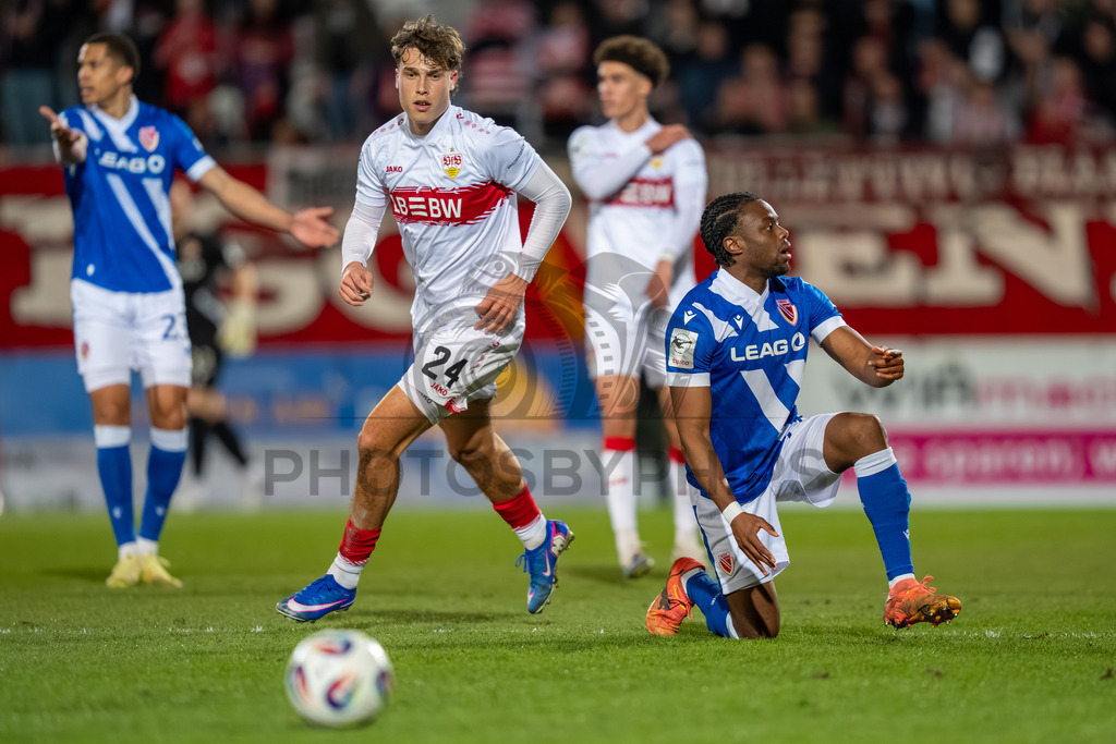 VfB Stuttgart II vs. FC Energie Cottbus, Fussball, 3.Liga, 27. Spieltag, Saison 2025/2026, 03.03.2026 | Zweikampf zwischen Christopher Olivier (VfB Stuttgart II, #24) und Anderson Lucoqui (FC Energie Cottbus, #24),VfB Stuttgart II vs. FC Energie Cottbus, Fussball, 3.Liga, 27. Spieltag, Saison 2025/2026, 03.03.2026Foto: photosbyphips/Philip Ziegler