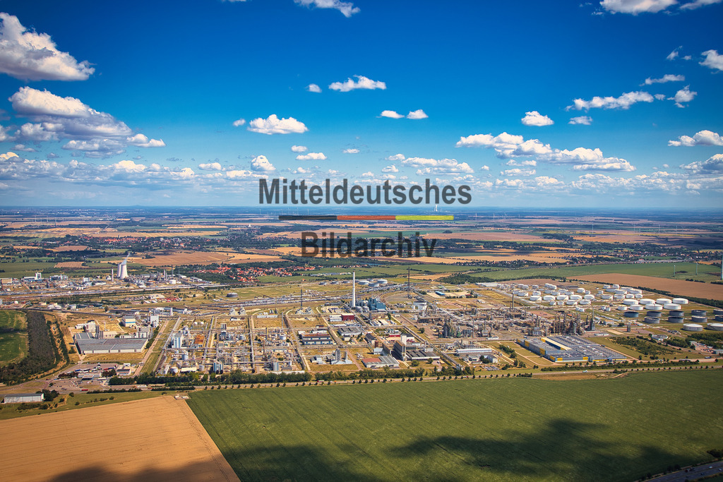 Leuna_3479_2 | Professionelle Luftaufnahme eines Industrie- oder Gewerbestandortes in Sachsen-Anhalt. Die Aufnahme entstand bei einem Fotoflug mit dem Tragschrauber oder der Drohne und dokumentiert Unternehmen, Gewerbeflächen und wirtschaftliche Infrastruktur aus der Vogelperspektive. Das Luftbild steht für redaktionelle und kommerzielle Nutzungen sowie als hochwertiger Wanddruck zur Verfügung. - Realisiert mit Pictrs.com