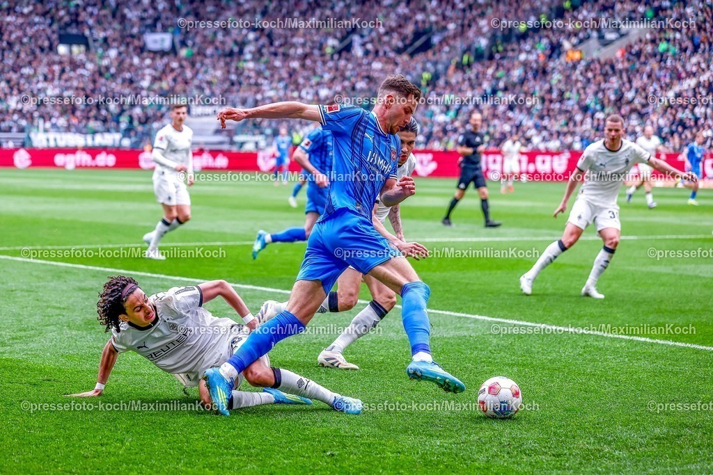 BMG04042601078 | 04.04.2026, Fußball, Borussia Mönchengladbach - 1.FC Heidenheim 1846, 1. Fußball Bundesliga, 26.Spieltag, Borussia-Park, Saison 2025 2026: Marvin Pieringer&nbsp; (FC Heidenheim #18) im Zweikampf gegen  Wael Mohya (Borussia Mönchengladbach #36)  DFB regulations prohibit any use of photographs as image sequences and or quasi-video.