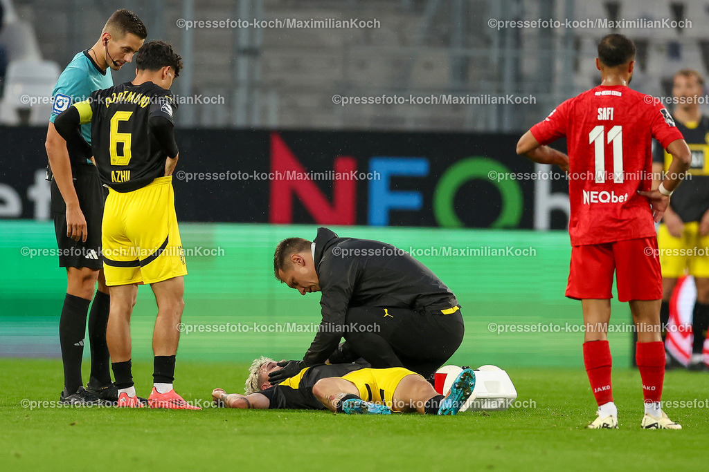 RWE3Liga25092401008 | 25.09.2024, Essen, Fußball,  Rot-Weiss Essen – Borussia Dortmund II (U23), bwin 3. Liga Herren, Stadion an der Hafenstraße, 7. Spieltag Saison 2024 2025: Sorge um den verletzten Niklas Jessen (BVB II #29) - muss verletzt vom Platz begleitet werden. DFB regulations prohibit any use of photographs as image sequences and or quasi-video.