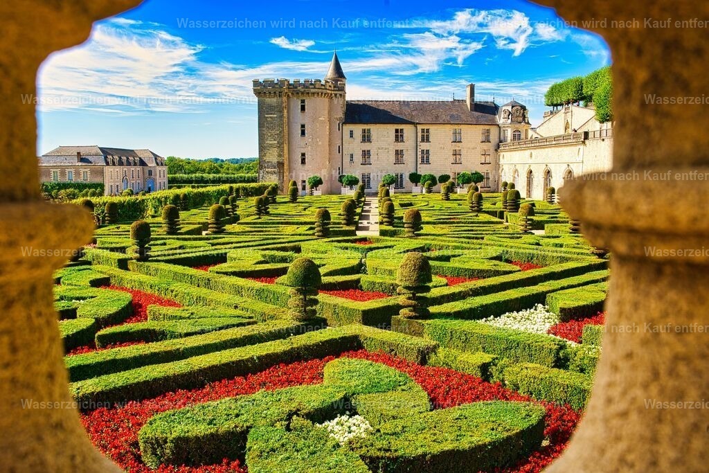 Frankreich - Blick auf Chateau und Gärten von Villandry - Château de Villandry im Loiretal | Das Château de Villandry im Loiretal zählt zu den schönsten Renaissance-Schlössern Frankreichs und ist weltweit für seine kunstvoll angelegten Gärten bekannt. Die weitläufige Anlage umfasst prachtvolle Ziergärten, einen historischen Potager, Wassergärten und geometrisch gestaltete Heckenanlagen. Mit ihrer harmonischen Symmetrie und der farbenfrohen Bepflanzung gilt die Schlossanlage als eines der bedeutendsten Beispiele französischer Gartenkunst und ist ein beliebtes Reiseziel im UNESCO-Welterbe Loiretal. - Realisiert mit Pictrs.com