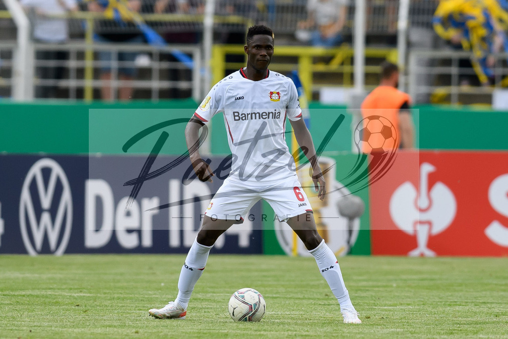 LLELEV20210807_170 | Fussball, Herren: Odilon Kossounou (Bayer 04 Leverkusen) in Aktion, am Ball, Einzelaktion beim Spiel der 1. Runde im DFB-Pokal zwischen 1. FC Lokomotive Leipzig und Bayer 04 Leverkusen im Bruno-Plache-Stadion am 07.08.2021 in Leipzig, Deutschland.DFB / DFL REGULATIONS PROHIBIT ANY USE OF PHOTOGRAPHS AS IMAGE SEQUENCES AND/OR QUASI-VIDEO. - Realisiert mit Pictrs.com