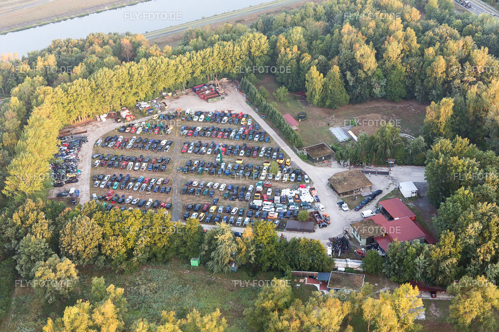 Schrottplatz zur Verwertung von PKW Automobilen und Gebrauchtfahrzeugen mit Zerlegung und Ersatzteilhandel Autoverwertung Artlenburg Mark Sydow | Luftbild: Schrottplatz zur Verwertung von PKW Automobilen und Gebrauchtfahrzeugen mit Zerlegung und Ersatzteilhandel Autoverwertung Artlenburg Mark Sydow in Artlenburg im Bundesland Niedersachsen in Deutschland. Foto: IMG_110188.jpg vom 18.08.2018 durch Werner Riehm/FLY-FOTO.de - Realisiert mit Pictrs.com