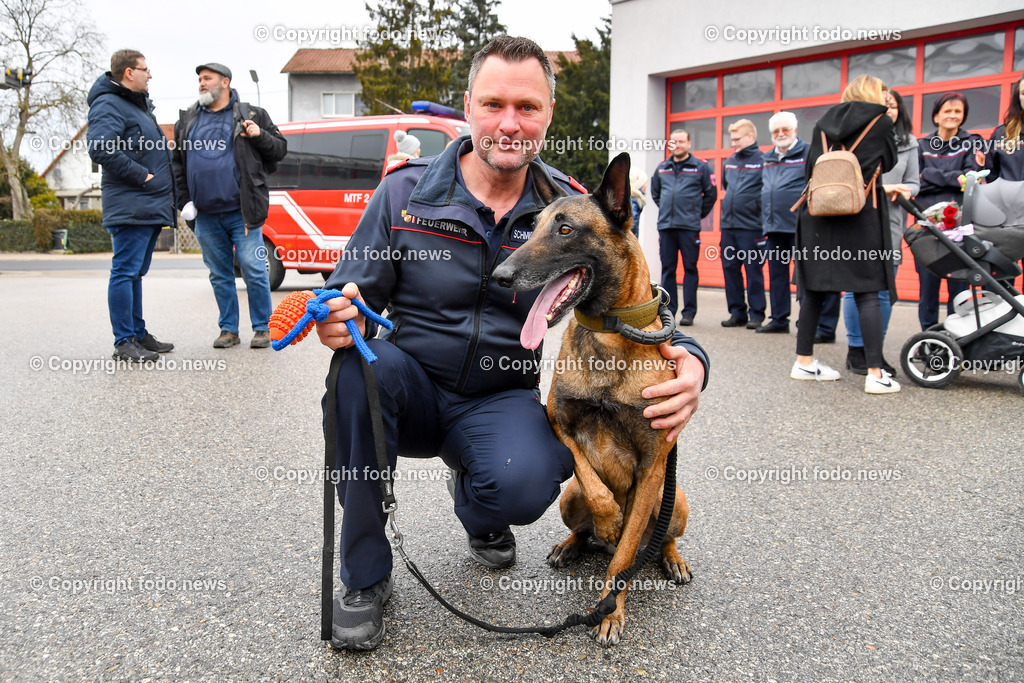 Feuerwehr Traun_ Empfang Rettungshunde Erdbebeneinsatz Türkei_ 17.02.2023-25 | 17.02.2023, Traun, AUT, Feuerwehr Traun, Empfang Rettungshunde Erdbebeneinsatz Tuerkei, im Bild Gerald Schmidberger mit Action 