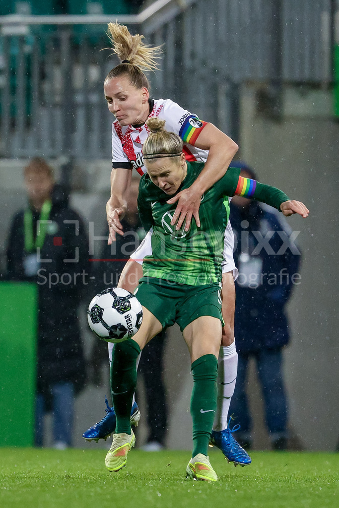 Fussball, DFB-Pokal Frauen, VfL Wolfsburg - SC Freiburg | v.li.: Lisa Karl (SC Freiburg, 2) und Svenja Huth (VfL Wolfsburg, 10) im Zweikampf, Duell, Dynamik, Aktion, Action, Spielszene, DIE DFB-RICHTLINIEN UNTERSAGEN JEGLICHE NUTZUNG VON FOTOS ALS SEQUENZBILDER UND/ODER VIDEOÄHNLICHE FOTOSTRECKEN. DFB REGULATIONS PROHIBIT ANY USE OF PHOTOGRAPHS AS IMAGE SEQUENCES AND/OR QUASI-VIDEO.
