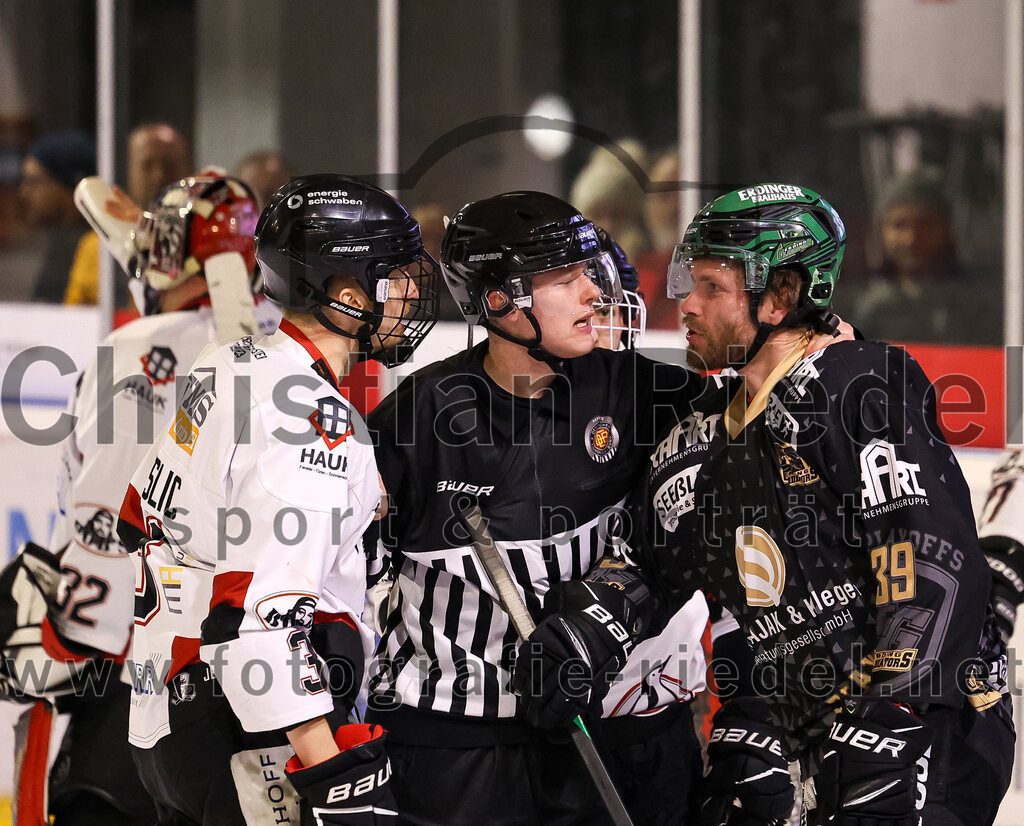 2024-03-08_081_TSV_Erding_gegen_EHC_Koenigsbrunn | Erding, Deutschland, 08.03.2024:
Eishockey, Bayernliga Playoffs 2023 / 2024, 1. Spieltag, TSV Erding gegen EHC Königsbrunn, Endergebnis: 3:0

Simon Beslic (EHC Königsbrunn, #3), Thomas Plihal (Erding Gladiators, #39)

Foto: Christian Riedel / fotografie-riedel.net