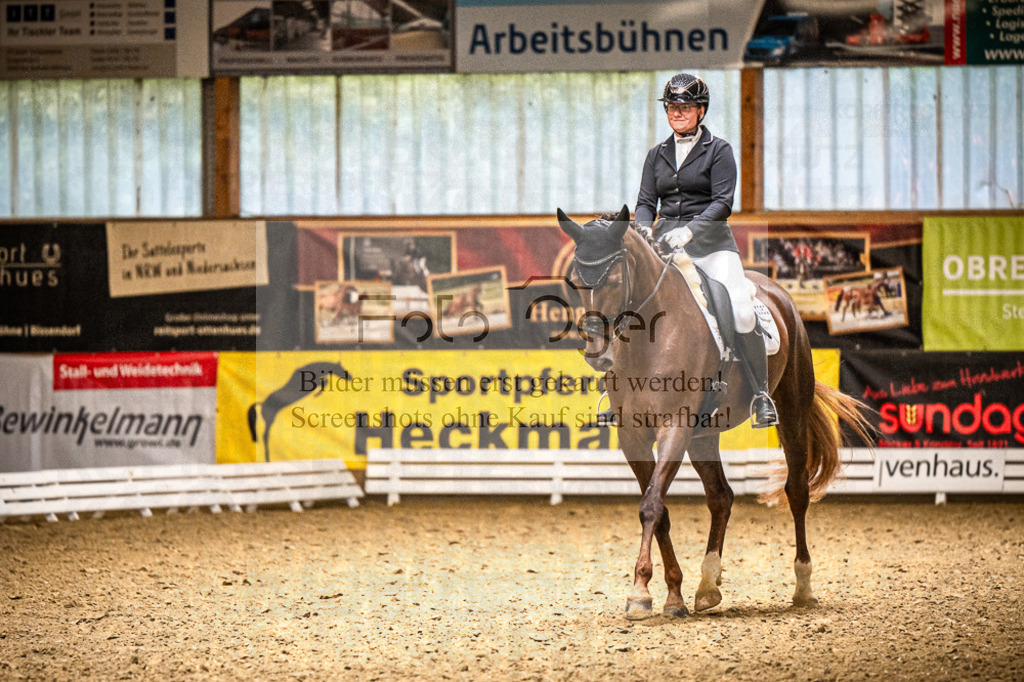 DOS_1450 | Entdecke hochwertige Reitturnierfotos von Foto Oger. Professionell, emotional und authentisch – jetzt Lieblingsmomente im Shop bestellen.Deutschlandweite Turnierfotografie. - Realisiert mit Pictrs.com