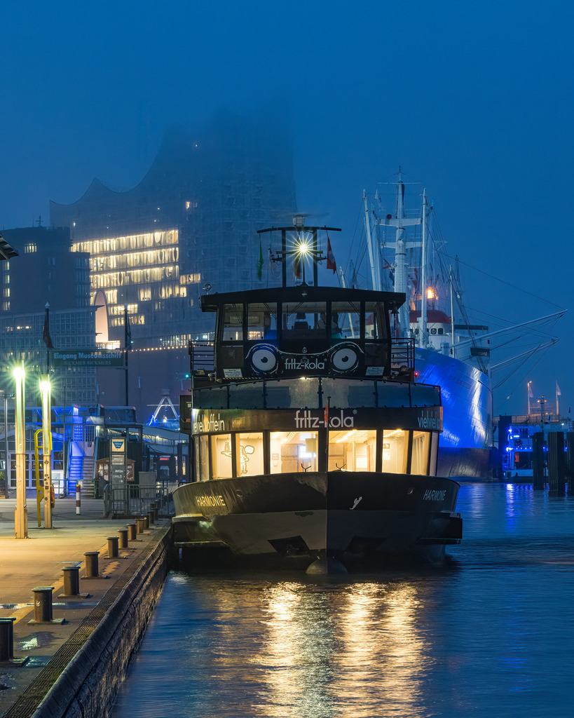 Hamburger Hafenfähre bei Nacht | Eine beleuchtete Hafenfähre an der Elbe in nächtlicher Stimmung – typisch Hamburg zwischen Wasser, Licht und Bewegung. - Realisiert mit Pictrs.com