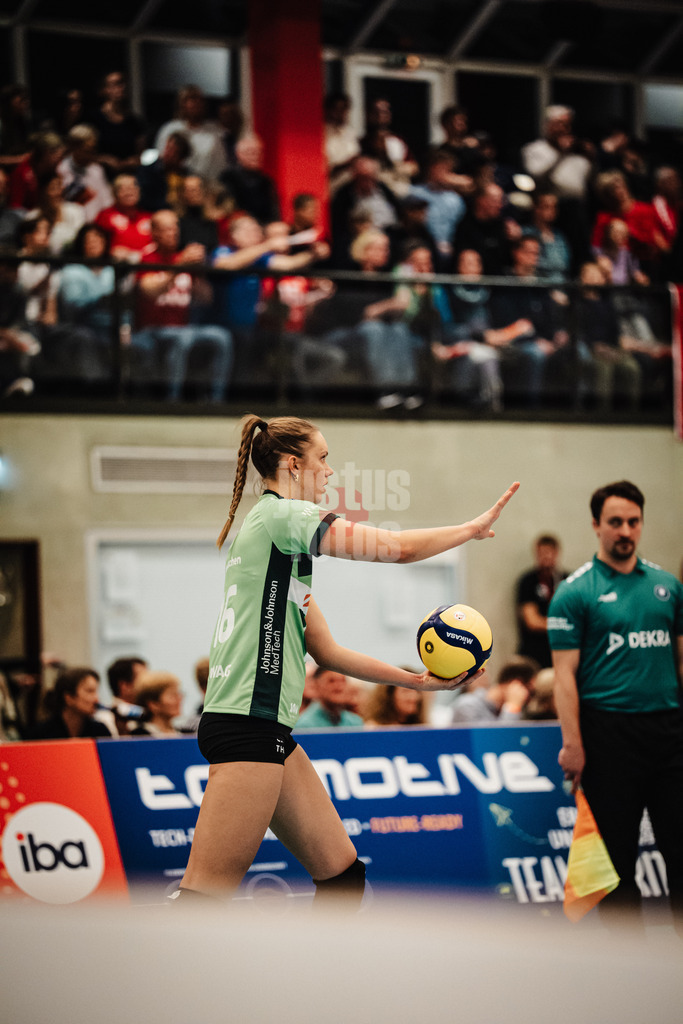 Volleyball | Frauen | Saison 2025/2026 | Volleyball Bundesliga | ETV Hamburger Volksbank Volleys vs. Ladies in Black Aachen | 29.10.2025 | Karmena Struka (#16, Ladies in Black Aachen) beim Aufschlag