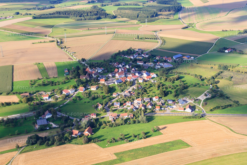 Luftbild: Dorfansicht von Süden mit Kirche St. Barbara im Ortsteil Gallmannsweil in Mühlingen im Bundesland Baden-Württemberg in Deutschland. Foto: IMG_71510.jpg vom 30.08.2014 durch Werner Riehm/FLY-FOTO.deAuflösung des Originals: 4752 x 3168 px