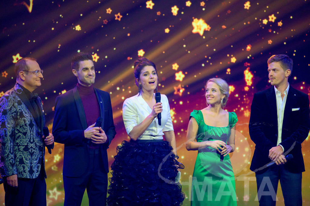 _DWA1452 | Volker Heißmann (Sternstunden-Gala, Fastnacht in Franken), Dominik Glöbl (Wirtshausmusikanten beim Hirzinger), Sandra Rieß (Sternstunden-Gala, BR24),Susanne Wiesner (BR Heimat), Ferdinand Hofer (Tatort München) bei '30 Jahre Sternstunden-Gala 2023' in der Frankenhalle. Nürnberg, 15.12.2023 - Realisiert mit Pictrs.com