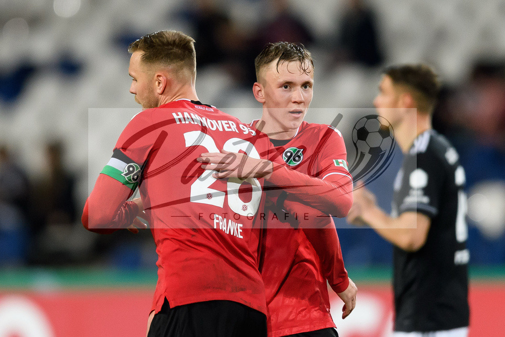 H96DUS20211027_069 | Fussball, Herren: Marcel Franke (Hannover 96) und Maximilian Beier (Hannover 96) Schlussjubel, jubelt ueber den 3:0 Sieg bei dem Spiel der 2. Runde im DFB-Pokal zwischen Hannover 96 und Fortuna Duesseldorf in der HDI-Arena am 27.10.2021 in Hannover, Deutschland.DFB / DFL REGULATIONS PROHIBIT ANY USE OF PHOTOGRAPHS AS IMAGE SEQUENCES AND/OR QUASI-VIDEO. - Realisiert mit Pictrs.com