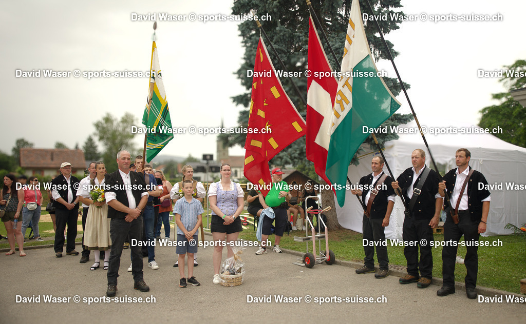 Remise de la Banni_re _ la F_te Cantonale Vaudoise _ Pal_zieux le 28.06.24 100 _me du club des lutteurs de la Haute-Broye (1) | sports-suisse.ch