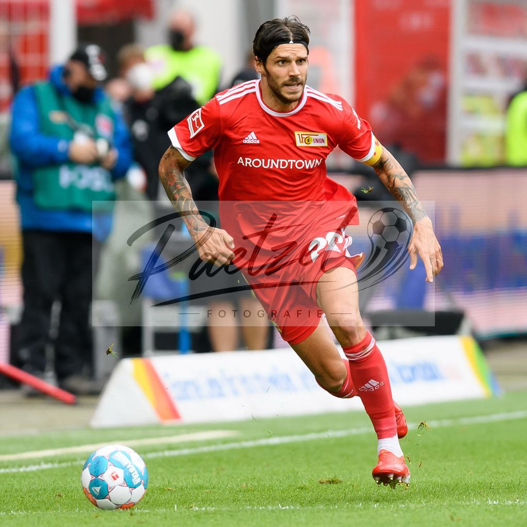 FCUBMG20210829_120 | Fussball, Herren: Christopher Trimmel (1.FC Union Berlin) in Aktion, am Ball, Einzelaktion beim Spiel der 1. Bundesliga zwischen 1. FC Union Berlin und Borussia Moenchengladbach im Stadion An der Alten Foersterei am 29.08.2021 in Berlin, Deutschland. - Realisiert mit Pictrs.com