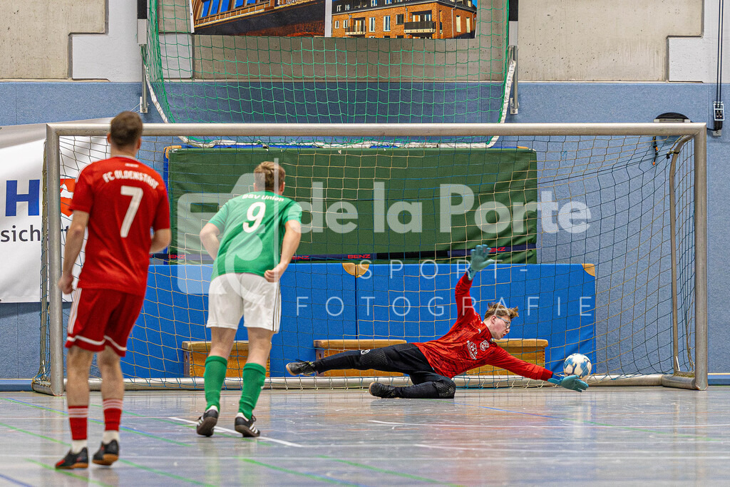 Das streckt sich Torge Wiedemann_ Schlussmann von Union Bevensen II  vergeblich. Der platzierte Flachschuss von Oldenstadts Kevin-Pierre Dähne schlägt unten rechts ein. | immodelaporte-sportfotos - Realisiert mit Pictrs.com