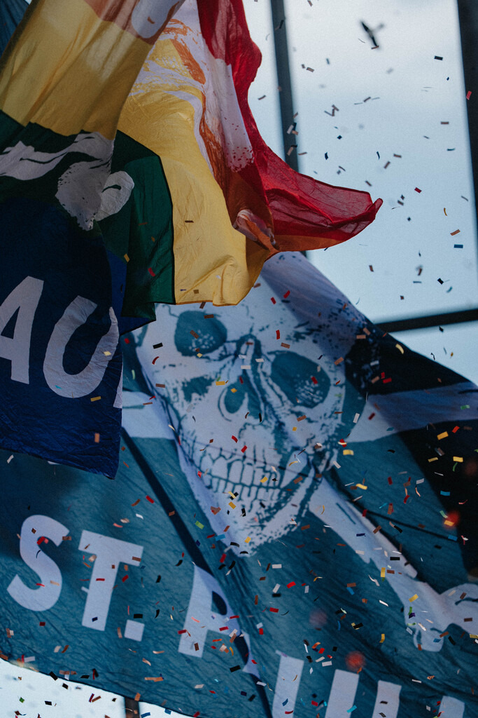 FCS00259 | Der offizielle Shop für FC St. Pauli Fotos. Wähle aus Spielszenen & Fanmomenten dein FCSP Wunschformat. Wir liefern Millerntor-Atmosphäre.