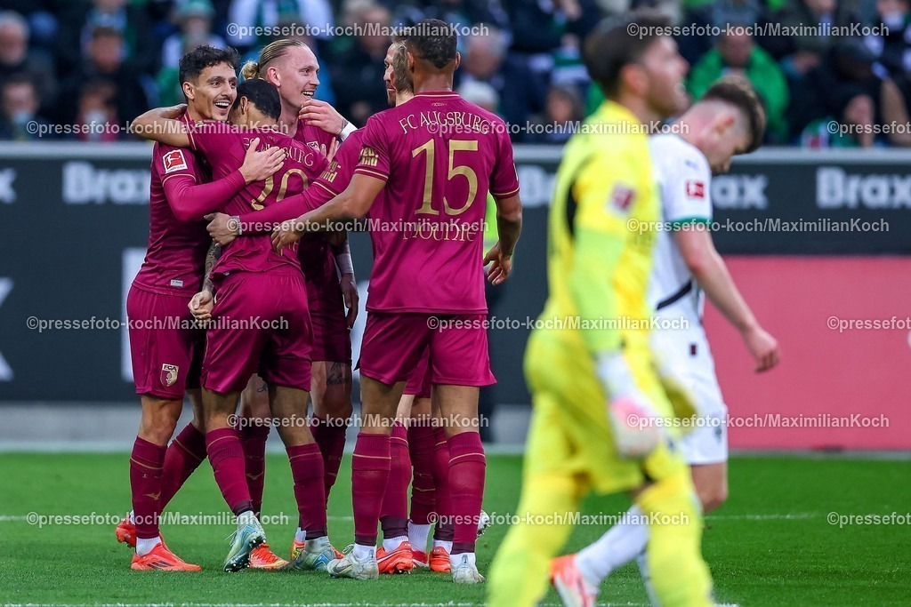 BMG21022502172 | 22.02.2025, Fußball, Borussia Mönchengladbach - FC Augsburg, 1. Fußball Bundesliga, Borussia-Park, Saison 2024 2025: Torjubel nach dem 3:0 durch Alexis Claude-Maurice (FC Augsburg #20). Dimitrios Giannoulis (FC Augsburg #13) Steve Mounie (FC Augsburg #15)DFB regulations prohibit any use of photographs as image sequences and or quasi-video.