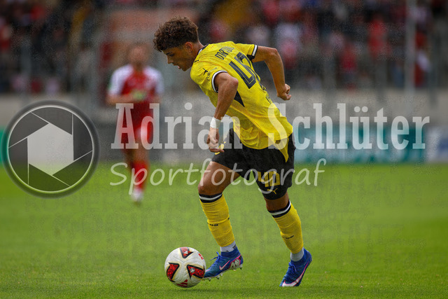 18.07.2026, GER, Fussball, Herren, Testspiel, Saison 2026/2027, Rot-Weiß Oberhausen - Borussia Dortmund | Samuele Inacio in Aktion am Ball, Einzelaktion