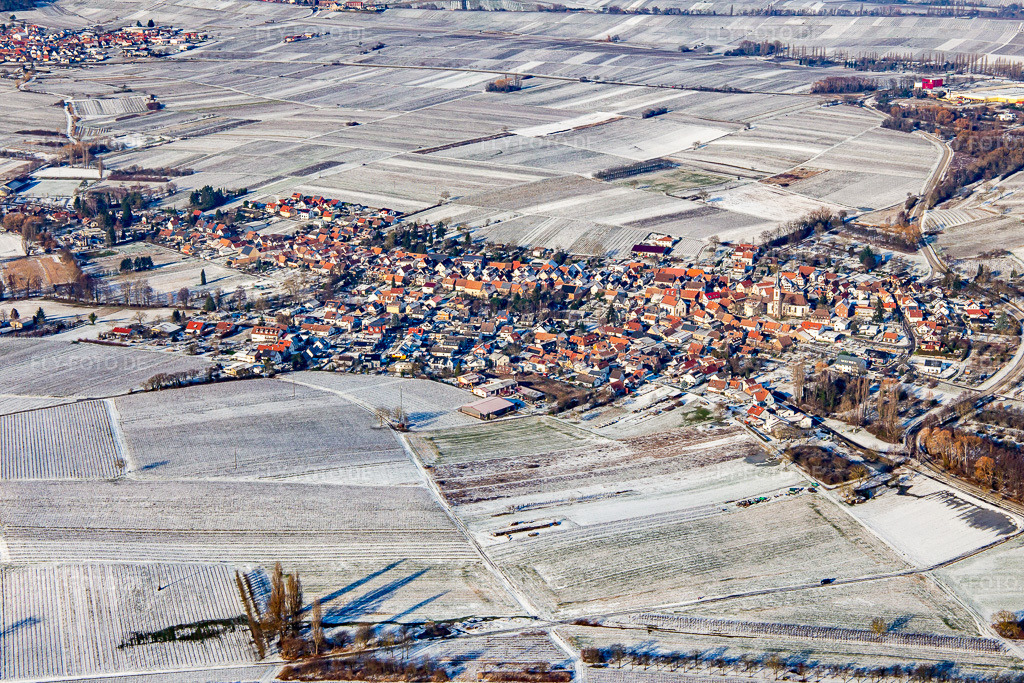Luftbild: Ortsansicht von Süden bei Winter im Schnee in Göcklingen im Bundesland Rheinland-Pfalz in Deutschland. Foto: IMG_139812.jpg vom 20.01.2024 durch Werner Riehm/FLY-FOTO.de
