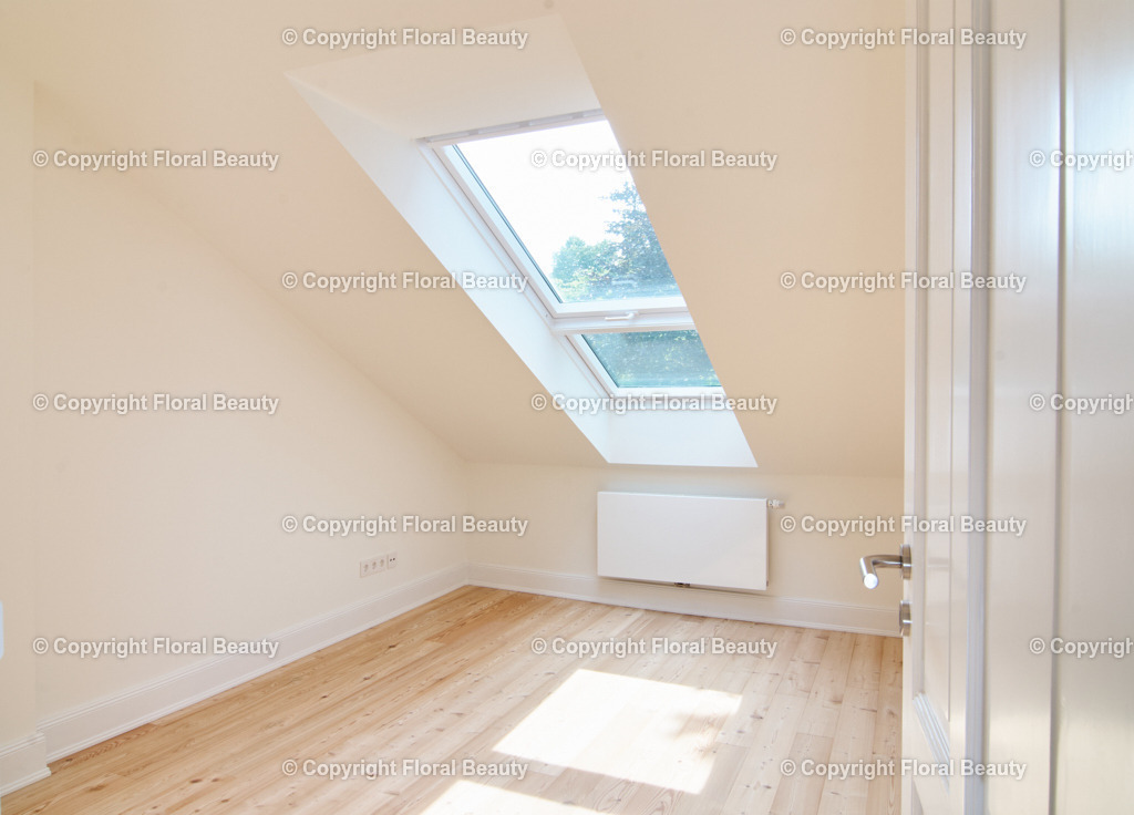 Altbauhaus nach Renovierung | unmöbliertes Zimmer in renoviertem Altbau, Dachschräge - Realisiert mit Pictrs.com