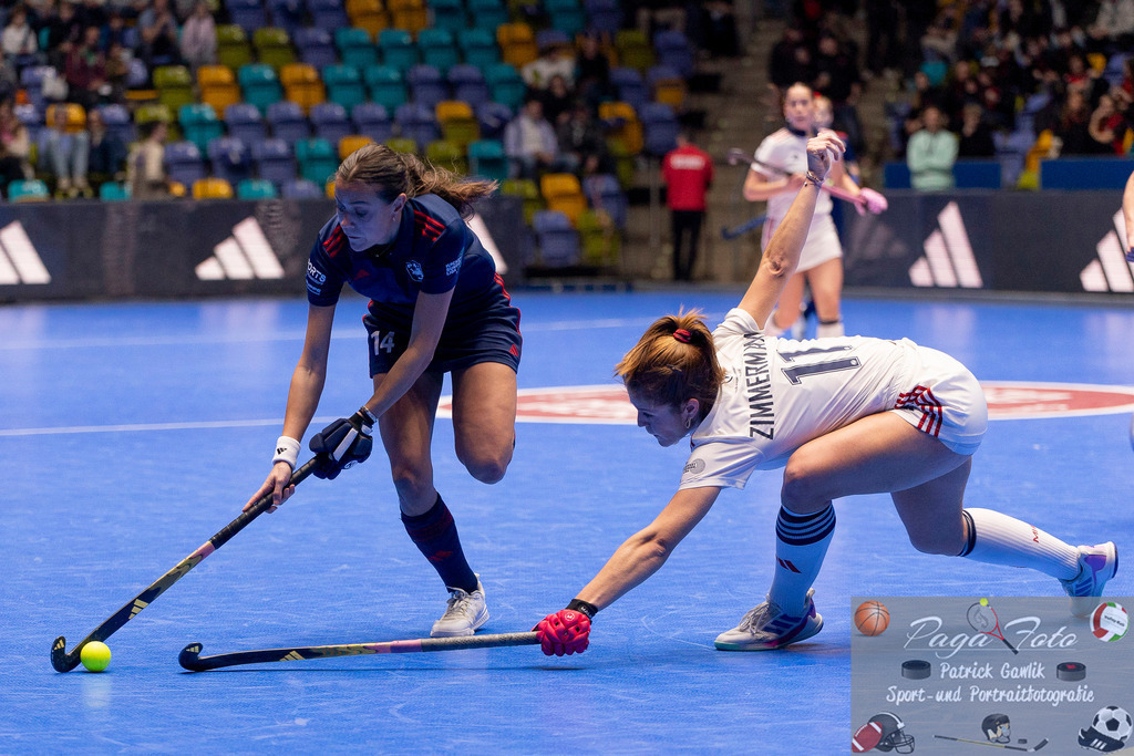 Volvo E.R.B. Final 4 Halbfinale Frauen: Mannheimer HC - Düsseldorfer HC, 25.01.2025 | Selin Oruz (Düsseldorfer HC #14) &amp; Sonja Zimmermann (Mannheimer HC #11) im Zwiekampf um den Ball, Mannheimer HC - Düsseldorfer HC, Frankfurt, Süwag Arena, 25.1.2025 - Realisiert mit Pictrs.com