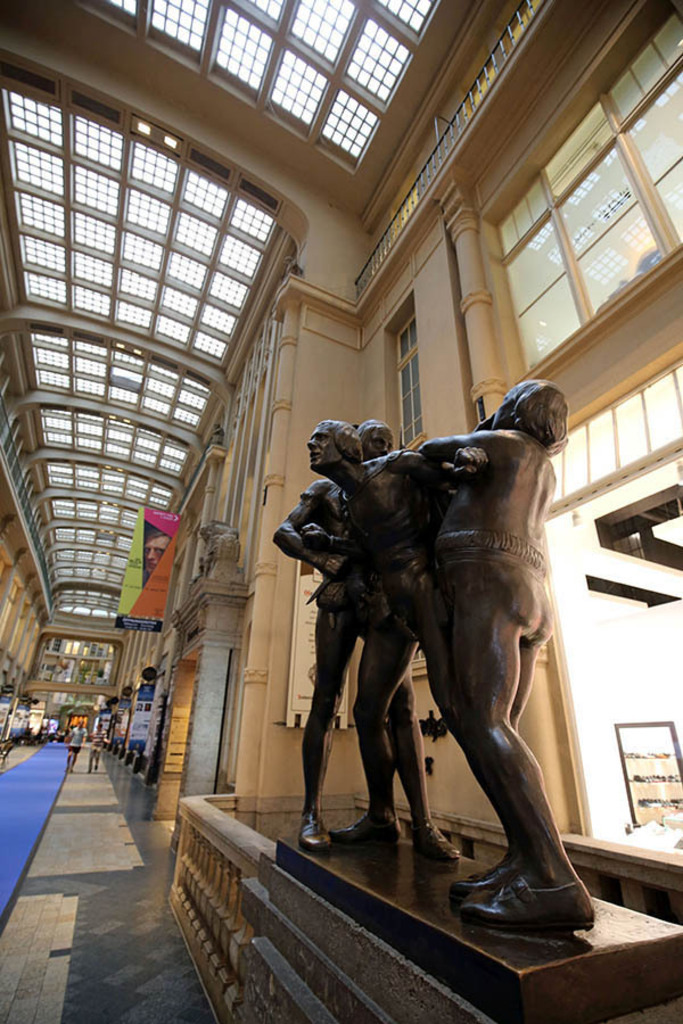 Foto: Leipzig - Faust-Skulpturen in der Mädler Passage - Studenten | Das Team hinter BILDLEXIKON LEIPZIG bündelt historische wie aktuelle Informationen über die Stadt Leipzig in Text und Bild auf einer Plattform und stellt diese der interessierten Öffentlichkeit zur Verfügung.