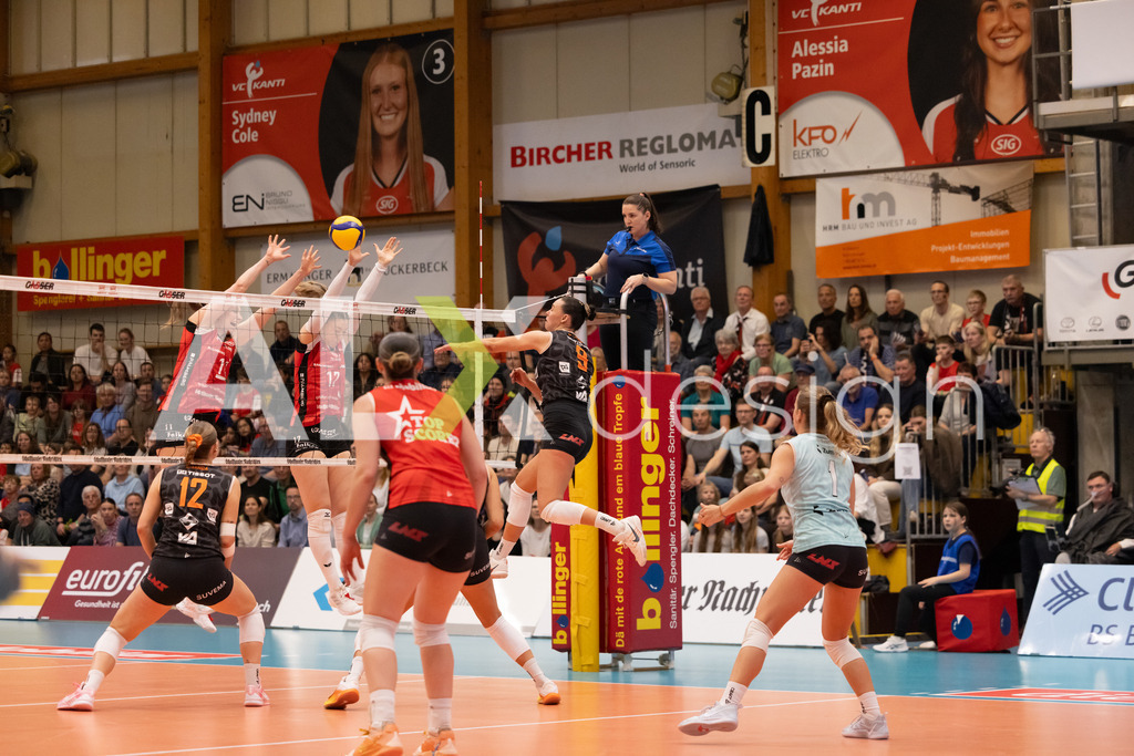Volleyball I Frauen I Saison 2025-2026 I Volleyball NLA | Women I  Playoffs Finals 2/5 I  VC Kanti Schaffhausen - viteos NUC I  10.04.2026 | 9 Maia Dvoracek (USA) (Viteos NUC) – Diagonal und 17 Leana Zuvic (CH) (VC Kanti Schaffhausen) - Aussen und 11 Kateřina Holásková (CZ) (VC Kanti Schaffhausen) – Mitte - Realisiert mit Pictrs.com