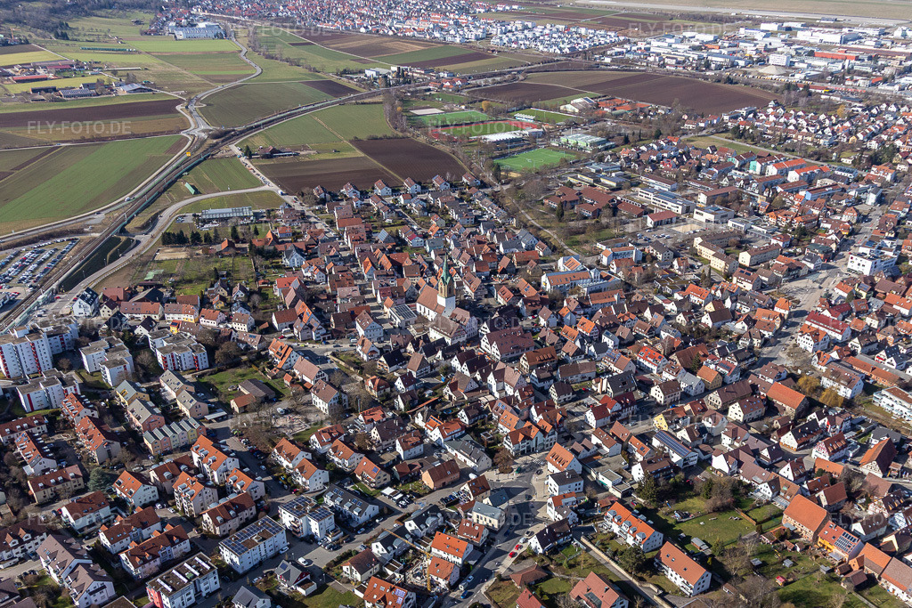 Luftbild: Ortsübersicht aus Osten mit Petruskirche in Renningen im Bundesland Baden-Württemberg in Deutschland. Foto: IMG_125051.jpg vom 20.02.2021 durch Werner Riehm/FLY-FOTO.de