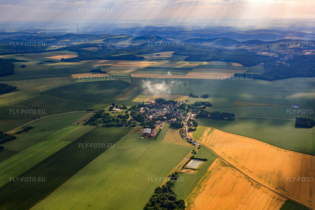 Vue aérienne: Vue de la ville depuis l'ouest à Rochonvillers dans le département Moselle, France – .Photo: IMG_50549.jpg prise le 23/06/2012 par Werner Riehm/FLY-FOTO.eu – Résolution de l'original: 4752 x 3168 px