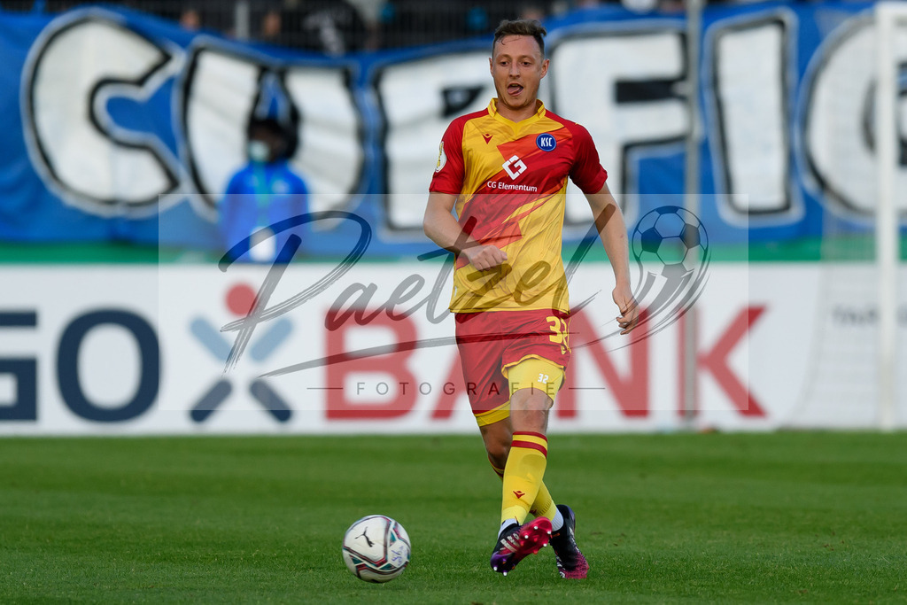 LOTKSC20210809_259 | Fussball, Herren: Robin Bormuth (Karlsruher SC) in Aktion, am Ball, Einzelaktion beim Spiel der 1. Runde im DFB-Pokal zwischen SF Lotte und Karlsruher SC im Stadion am Lotter Kreuz am 09.08.2021 in Lotte, Deutschland.DFB / DFL REGULATIONS PROHIBIT ANY USE OF PHOTOGRAPHS AS IMAGE SEQUENCES AND/OR QUASI-VIDEO. - Realisiert mit Pictrs.com