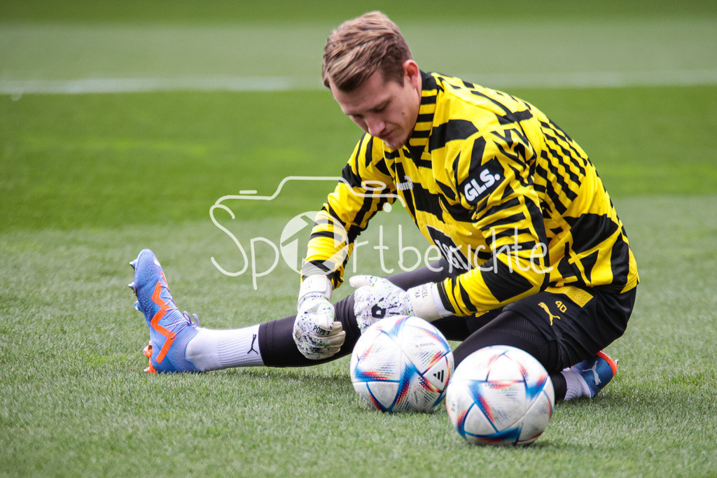 FC Ingolstadt - Borussia Dortmund Amateure | Nikolas LUEBCKE (BVB #40) beim warmmachen vor der Partie / DFL REGULATIONS PROHIBIT ANY USE OF PHOTOGRAPHS AS IMAGE SEQUENCES AND/OR QUASI-VIDEO