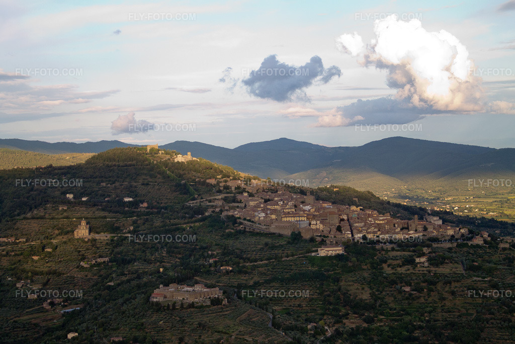 Aerial view: View of the town in Camucia in the state Tuscany, Italy. – Photo: IMG_43318.jpg taken on 07/24/2011 by Werner Riehm/FLY-FOTO.com – Resolution of the original: 4272 x 2848 px