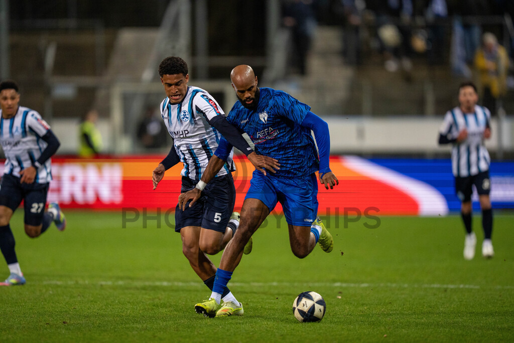 SV Stuttgarter Kickers vs. SGV Freiberg, Fussball, WFV-Pokal, Viertelfinale, 17.03.2026 | Zweikampf zwischen Meghon Valpoort (SGV Freiberg, #77) und Jacob Danquah (SV Stuttgarter Kickers, #05),SV Stuttgarter Kickers vs. SGV Freiberg, Fussball, WFV-Pokal, Viertelfinale, 17.03.2026Foto: photosbyphips/Philip Ziegler