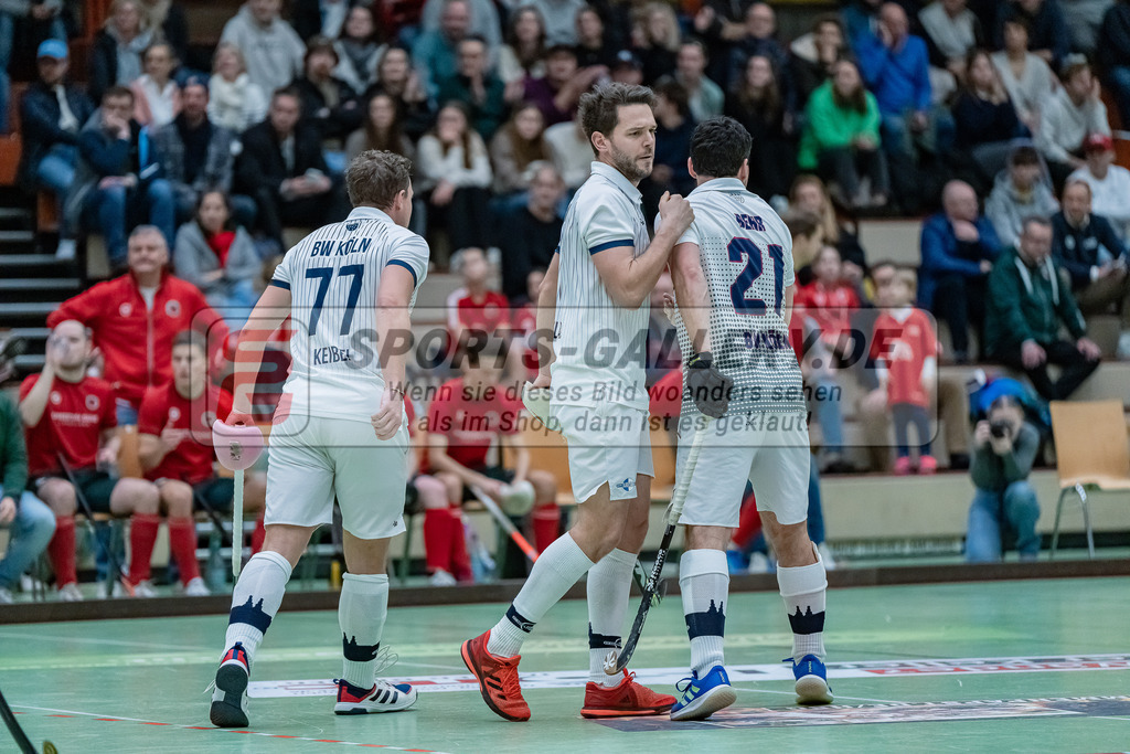 HK_20231216_107414 | 1. Bundesliga Herren  Crefelder HTC - Blau Weiß Köln am 16.12.2023 Sporthalle Glockenspitz, Krefeld , Julien Keibel ( Blau Weiß Köln #77 ) , Joshua Delarber ( Blau Weiß Köln #8 ) , Sebastian Behr ( Blau Weiß Köln #21 )