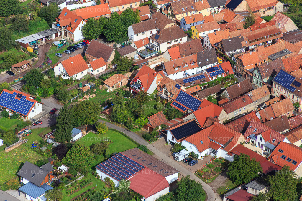Luftbild: Am Pfarrgarten im Ortsteil Heuchelheim in Heuchelheim-Klingen im Bundesland Rheinland-Pfalz in Deutschland. Foto: IMG_072619.jpg vom 19.09.2014 durch Werner Riehm/FLY-FOTO.deAuflösung des Originals: 5472 x 3648 px