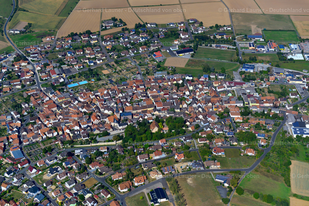 3650597 | NEUBRUNN 13.09.2016 Stadtansicht vom Stadtrand angrenzend an landwirtschaftliche Feldern  in Neubrunn im Bundesland Bayern, Deutschland // City view from the outskirts with adjacent agricultural fields  in Neubrunn in the state Bavaria, Germany Foto: Gerhard Launer