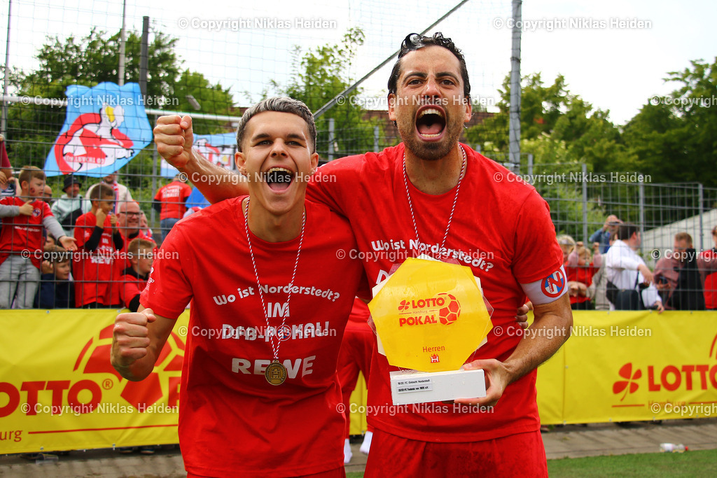 NH_FCEintrachtNorderstedt_USCPaloma_LottoPokal_24052025 | #23 Nick Selutin und #6 Ersin Zehir (FC Eintracht Norderstedt) bejubeln den Gewinn des Lotto-Pokals.Fußball I Herren I Lotto Pokal I Saison 2024-2025 I Finale I FC Eintracht Norderstedt - USC Paloma I 24.05.2025 I Stadion Hoheluft - Realisiert mit Pictrs.com