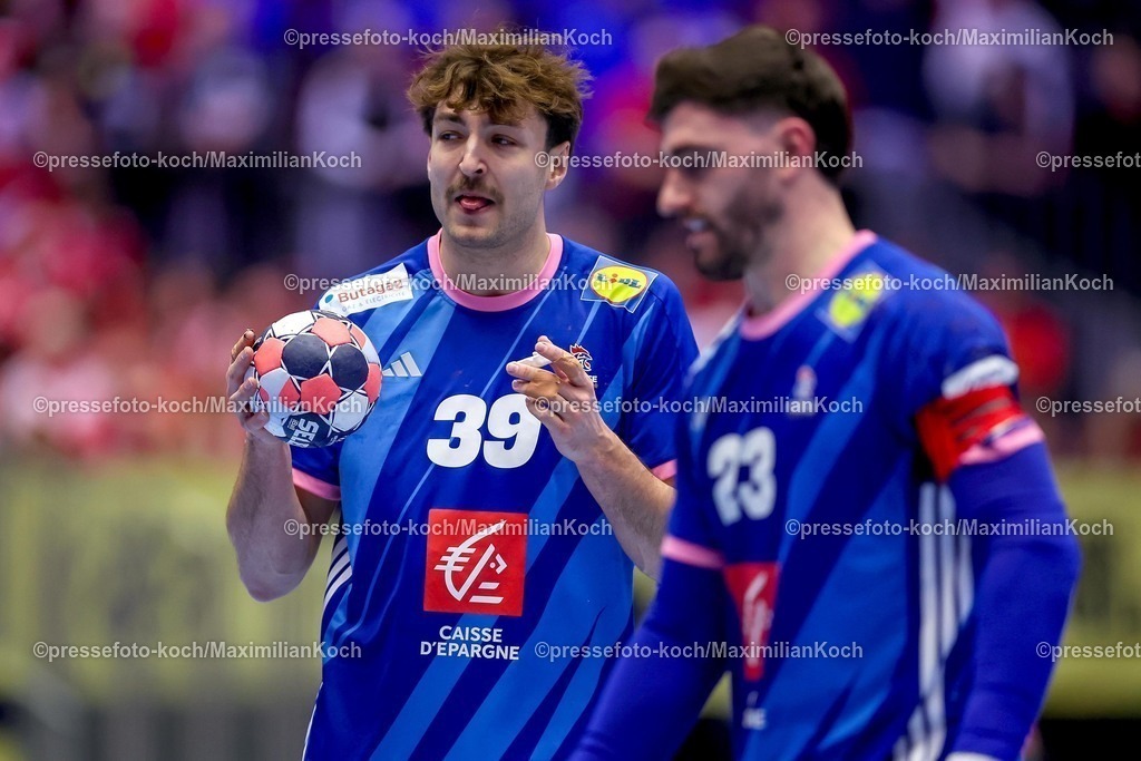 EHF24012601067 | 24.01.2026, Handball, Men's EHF EURO 2026, Frankreich - Portugal, Jyske Bank Boxen in Herning, Dänemark, Main Round:  Thibaud Briet (France #39) neben  Ludovic Fabregas (France #23)