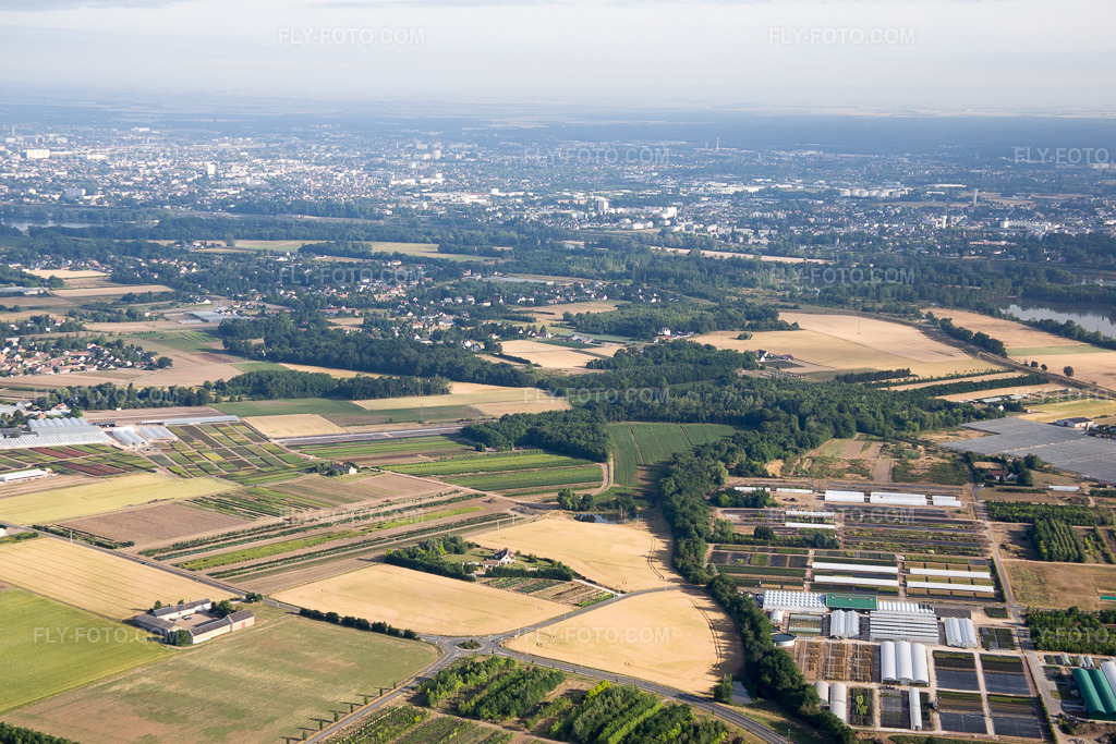 Aerial view: View of the town in Saint-Denis-en-Val in the state Loiret, France. – Photo: IMG_082547.jpg taken on 06/21/2015 by Werner Riehm/FLY-FOTO.com – Resolution of the original: 5472 x 3648 px