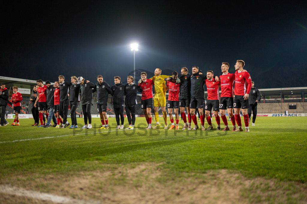 SG Sonnenhof Grossaspach vs. TSV Steinbach Haiger, Fussball, Regionalliga Suedwest, 25. Spieltag, 20.03.2026 | SGS jubelt nach dem Sieg,SG Sonnenhof Grossaspach vs. TSV Steinbach Haiger, Fussball, Regionalliga Suedwest, 25. Spieltag, 20.03.2026Foto: photosbyphips/Philip Ziegler