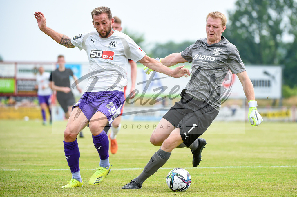BSBOSN_20210626_0069 | Fussball, Herren: Marc Heider (VfL Osnabrueck) und Torwart Nils Boehmann (TuS Bersenbrueck) im Zweikampf beim Testspiel zwischen TuS Bersenbrueck und VfL Osnabrueck im Hasestadion am 26.06.2021 in Bersenbrueck, Deutschland. - Realisiert mit Pictrs.com
