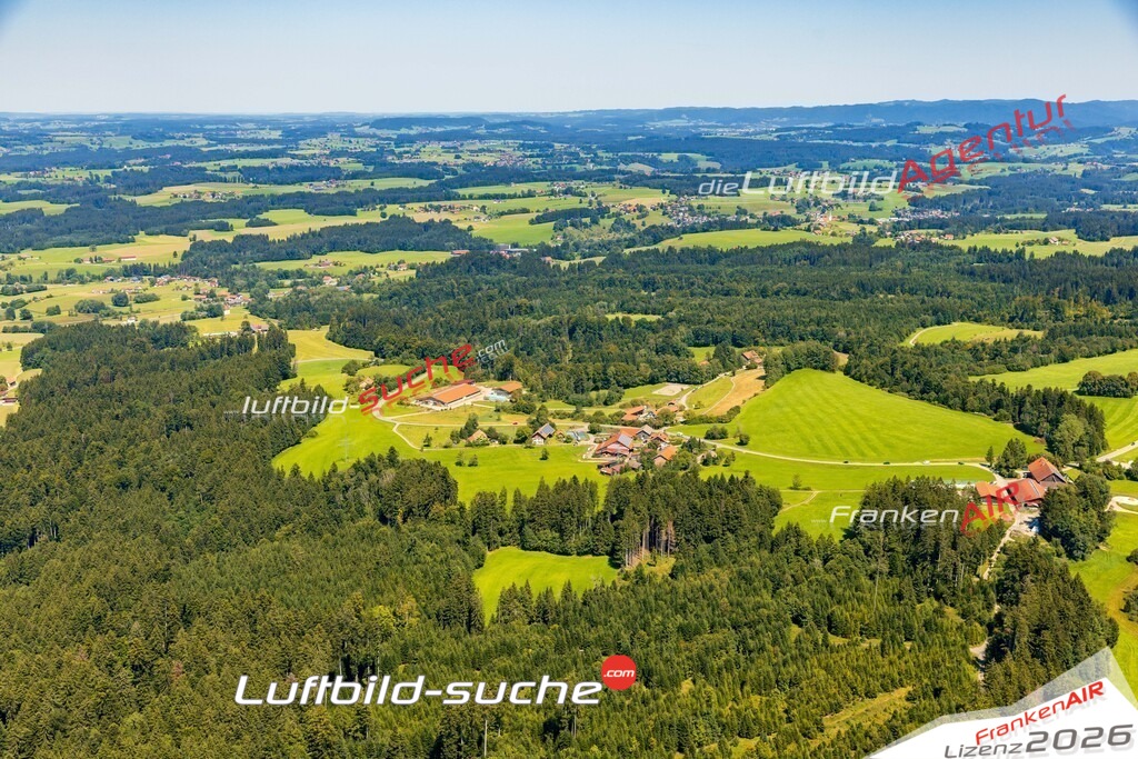 Geschenkidee Ratzeneberg bei Lindenberg im Allgäu -Die Luftbildaufnahme wurde 2025 vom UL-Flugzeug heraus erstellt ( keine Drohne ) - Hochauflösende Luftaufnahme -Nicht vergleichbar mit Google Maps oder Satelittenbilder- Die Geschenkidee !Mit Lizenz und Bildrechte bestellbar