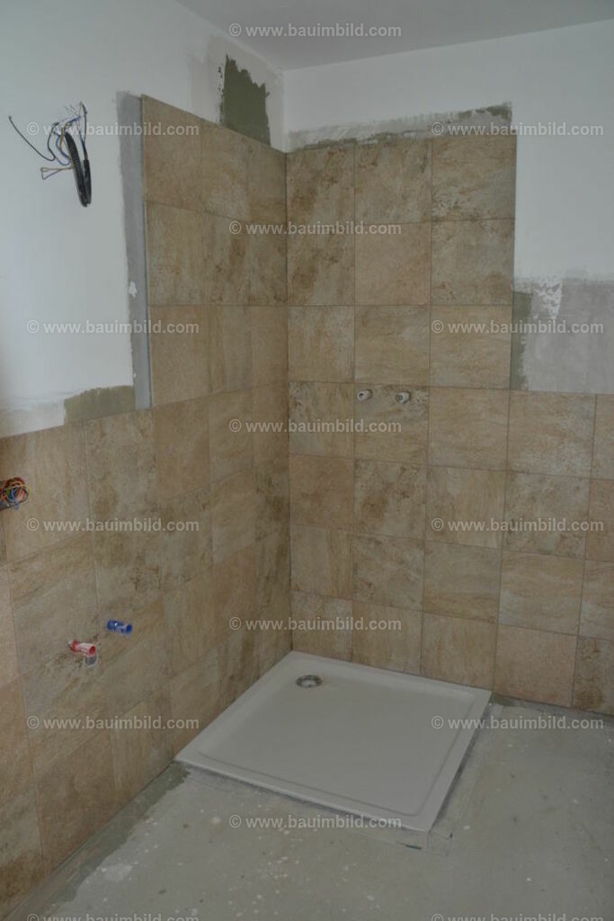 bib-lg21-fliesenlegerarbeiten-0069 | Nach LV-Leistungsgruppen sortierte Detailfotos über den Bau eines Hauses. Alle Hausbau-Bilder direkt vom Urheber und Autor der Website Haus-Selber-Bauen.com