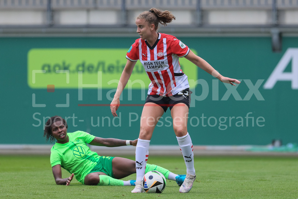 Fussball, Testspiel Frauen, VfL Wolfsburg - PSV Eindhoven | v.li.: Lineth Beerensteyn (VfL Wolfsburg, 9) und Myrthe Kemper-Moorees (PSV Eindhoven, 23) am Ball, Einzelbild, Ganzkörper, Aktion, Action, Spielszene