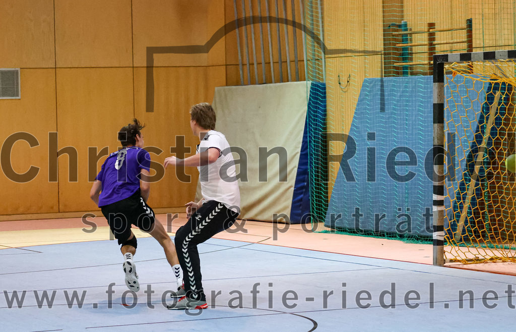 2022-11-12_072_SpVgg_Altenerding_III_gegen_TV_Altoetting_II | Erding, Deutschland, 12.11.2022:
Handball, Bezirksklasse Männer 2022 / 2023, 4. Spieltag, SpVgg Altenerding III gegen TV Altötting II, Endergebnis: 32:25

Tim Saalborn (SpVgg Altenerding, #8), Manuel Stadler (TV Altötting, #16)

Foto: Christian Riedel / fotografie-riedel.net